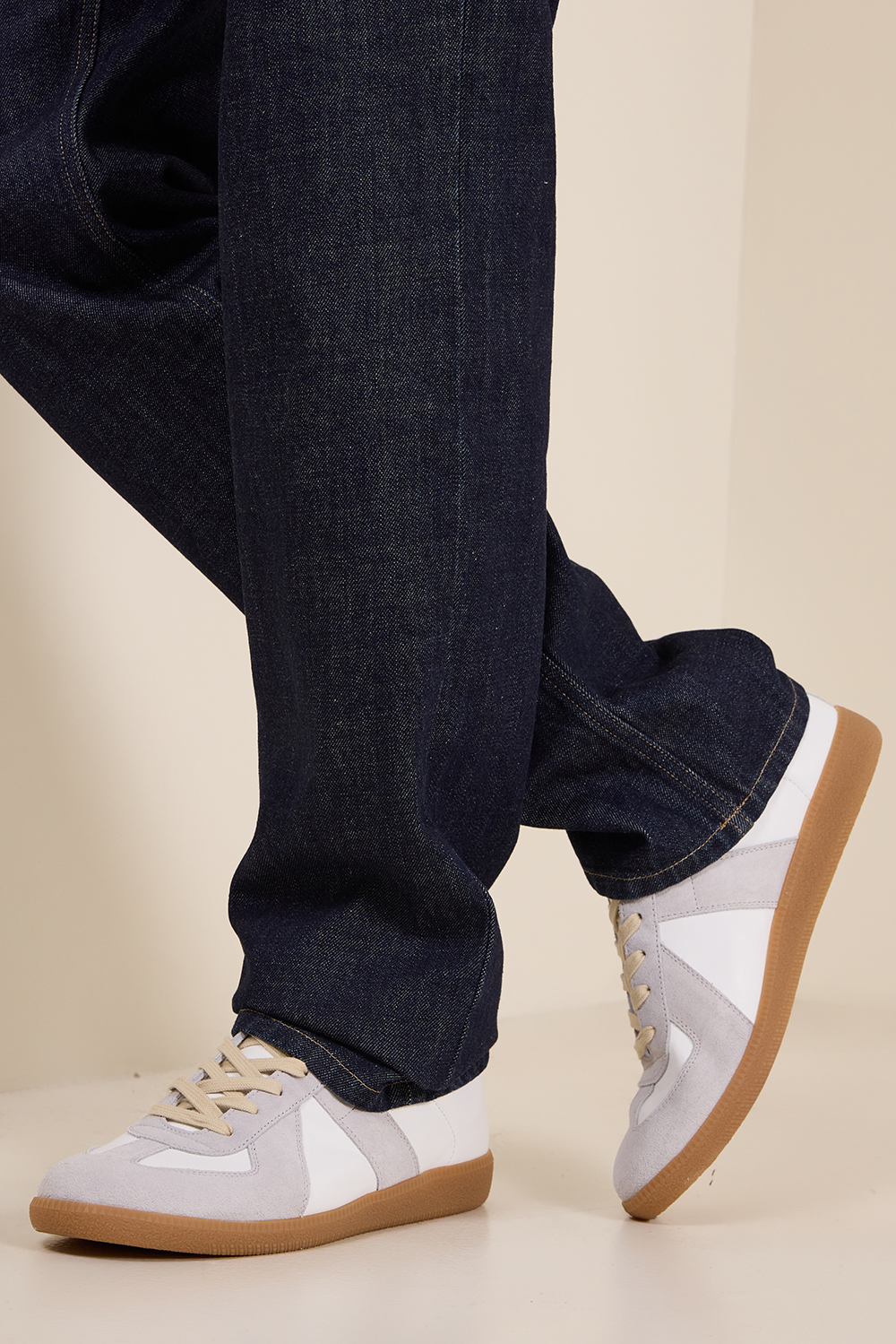 תמונת כל הלוק של נעלי סניקרס